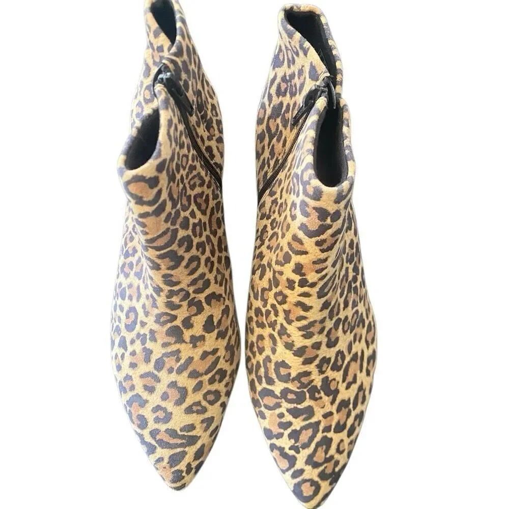 Clarks size 7 1/2 W cheetah print booties heeled